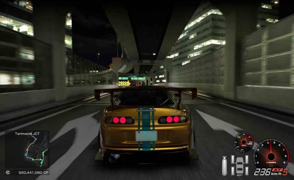 Đắm chìm trong tốc độ và ánh đèn đường phố Tokyo với Tokyo Xtreme Racer. Tokyo Xtreme Racer, chiếc Toyota Supra màu vàng chạy trên đường cao tốc Tanimachi JCT, tốc độ 236 km/h.