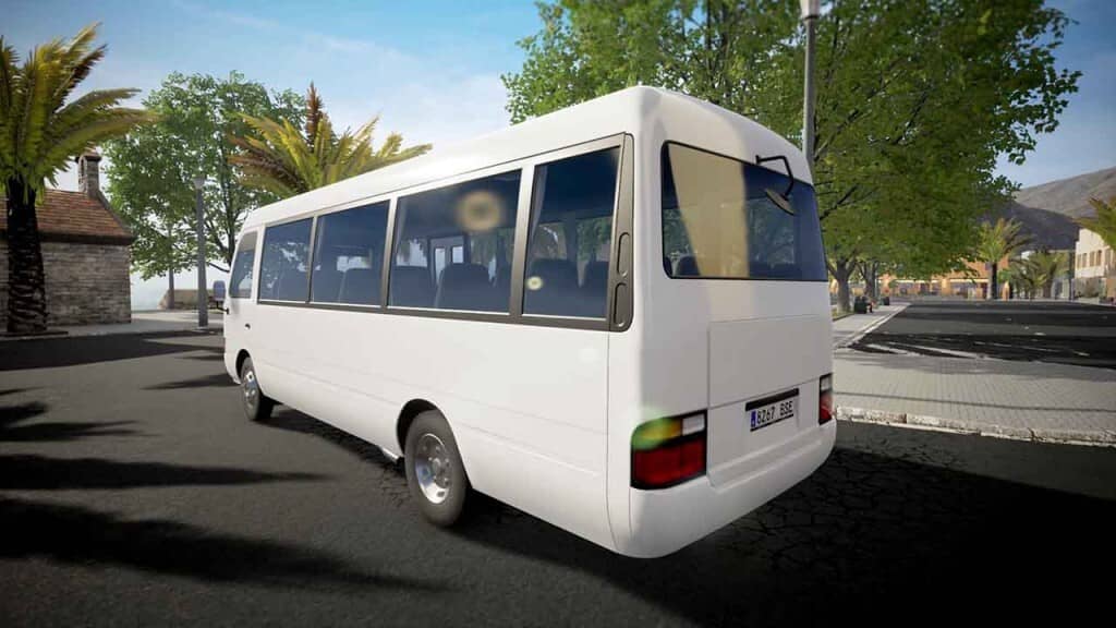 Thử thách lái xe trên những con đường ngoằn ngoèo trong Tourist Bus Simulator. Tourist Bus Simulator, xe buýt nhỏ màu trắng di chuyển trên đường đồi núi với cảnh quan xanh tươi.