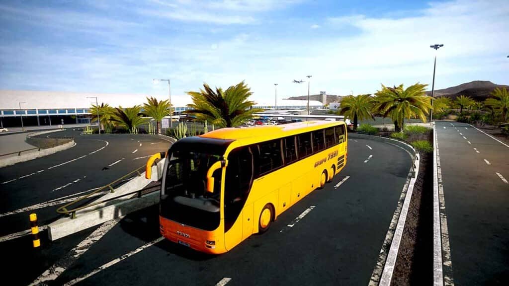 Lái xe đưa đón khách tại sân bay trong game Tourist Bus Simulator. Tourist Bus Simulator gameplay, xe buýt du lịch màu vàng chạy trên đường cao tốc dẫn đến sân bay.