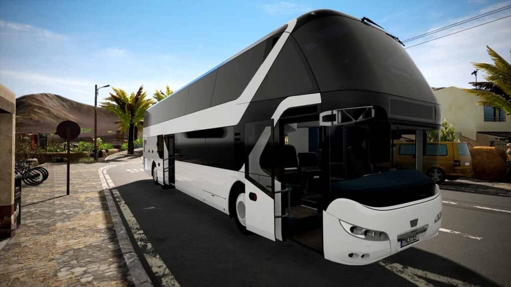 Trải nghiệm lái xe buýt hai tầng trong Tourist Bus Simulator. Tourist Bus Simulator, xe buýt hai tầng màu trắng đỗ trên đường phố với cảnh quan thành phố ở nền.