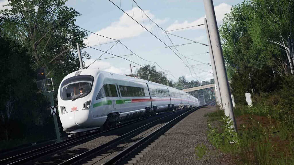 Train Sim World 6, tàu cao tốc ICE của Đức di chuyển qua vùng nông thôn xanh mát.
