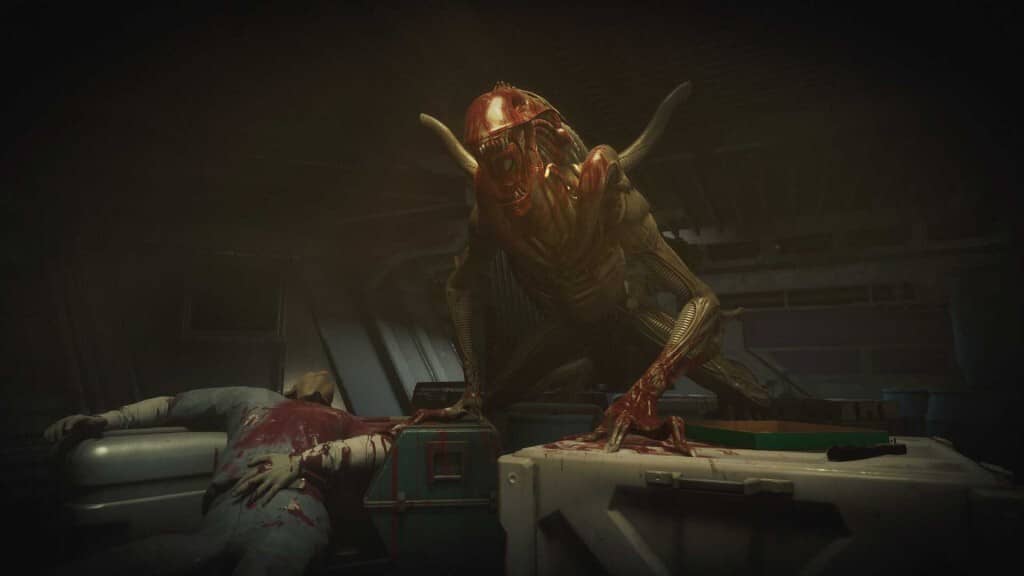 Cận cảnh kinh hoàng trong Alien: Rogue Incursion. Bạo lực và máu me đậm chất kinh dị sinh tồn! Alien Rogue Incursion: Quái vật Facehugger hoặc dạng Chestburster đứng trên thi thể đẫm máu trong môi trường tối.