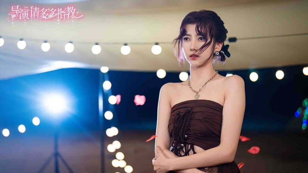 Director Please Give More Guidance nữ diễn viên tóc búi, áo ống nâu, ánh sáng sân khấu lãng mạn