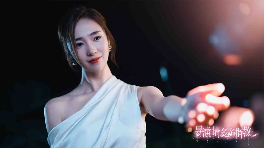 Director Please Give More Guidance nữ diễn viên váy trắng quyến rũ vươn tay trong cảnh quay