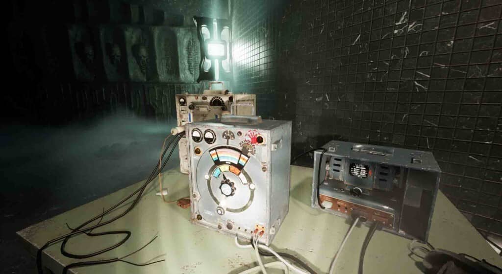 Thiết bị radio điều khiển cũ kỹ phát sáng trong một căn phòng bí mật của EMOTIONLESS The Last Ticket