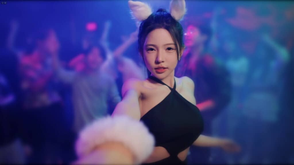 Half Billion Love Choice: Nữ diễn viên xinh đẹp đeo tai mèo màu trắng, mặc váy đen quyến rũ trong bối cảnh hộp đêm