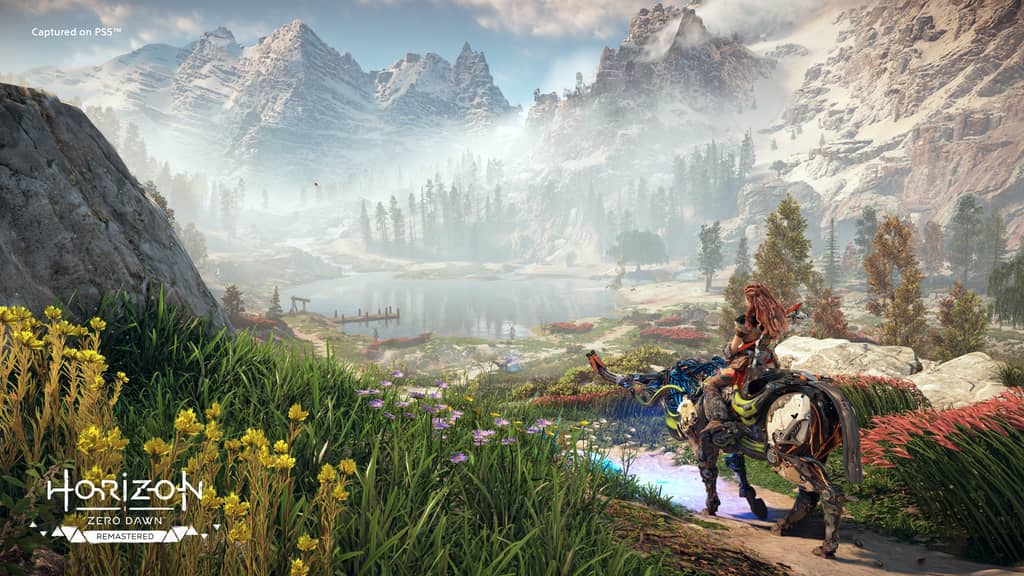 : Horizon Zero Dawn Remastered Aloy cưỡi Broadhead qua thảo nguyên hoa dại, phong cảnh núi tuyết ấn tượng. 