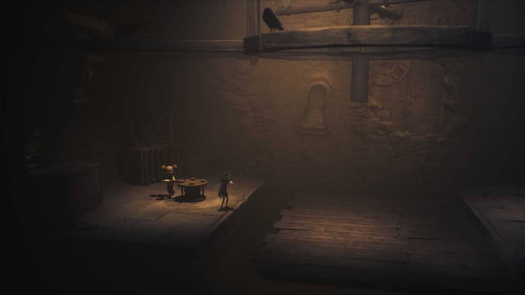 Little Nightmares 3 Low và Alone đứng trong căn phòng cũ, có con quạ đậu trên xà nhà.