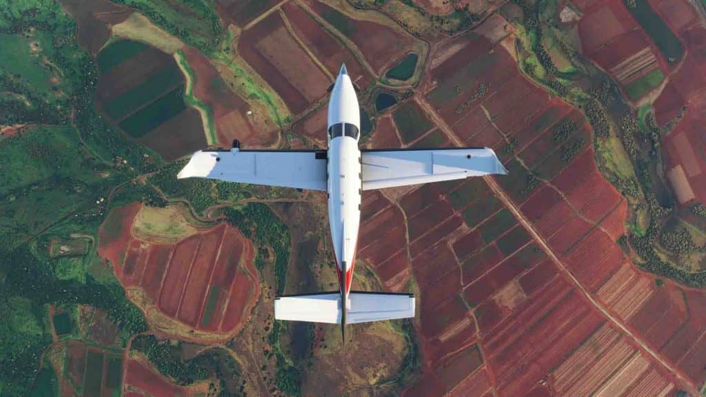 Khám phá chi tiết mặt đất tuyệt đẹp của Microsoft Flight Simulator khi bay với máy bay hạng nhẹ Microsoft Flight Simulator máy bay cánh quạt nhỏ bay trên các cánh đồng màu mỡ nhìn từ góc trên cao