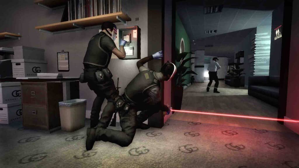 Payday The Heist: Vượt qua hệ thống an ninh laser và phá khóa để vào phòng cất giữ tiền! Payday The Heist nhân vật đang vô hiệu hóa hộp điện hoặc phá khóa trong văn phòng, có tia laser an ninh màu đỏ.