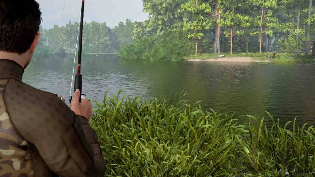 Góc nhìn thực tế trong Professional Fishing 2: Bạn đã sẵn sàng quăng cần và chinh phục những chú cá lớn chưa? Professional Fishing 2 góc nhìn thứ nhất, người chơi với cần câu hướng ra mặt nước hồ bao quanh bởi thảm cỏ và rừng cây.
