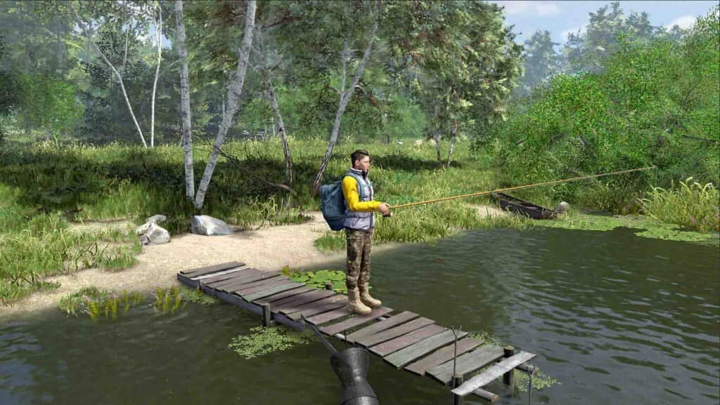 Professional Fishing 2 gameplay: Khám phá địa điểm câu cá yên tĩnh với khung cảnh thiên nhiên tuyệt đẹp. Professional Fishing 2 toàn cảnh người chơi đứng trên cầu gỗ ven hồ câu cá giữa rừng cây xanh mát.