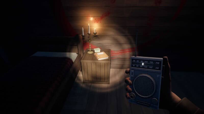 Radiolight - Radio và manh mối trong căn phòng kinh dị. Người chơi game Radiolight cầm radio trong phòng tối có vết máu đỏ, cây nến và sổ tay.