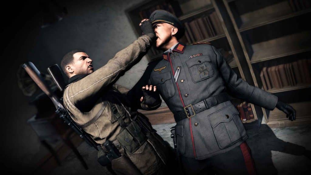 Sniper Elite 4: Karl Fairburne thực hiện hành động hạ gục lén lút (takedown) một sĩ quan Phát xít bằng tay không trong nhà.