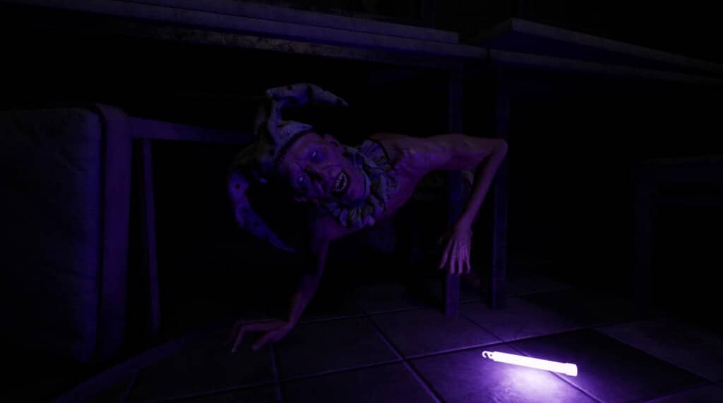 Đối mặt với quái vật Jester trong The Other Side Quái vật dạng hề Jester đáng sợ, ánh sáng tím phát sáng dưới nền nhà trong The Other Side.