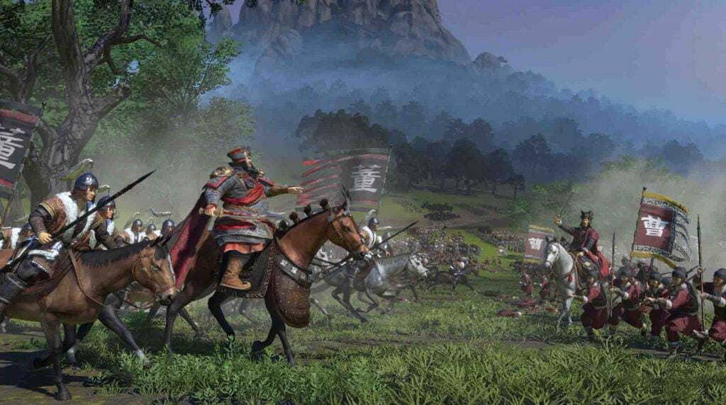 Total War Three Kingdoms ảnh gameplay trận chiến kỵ binh và tướng lĩnh, có cờ hiệu Đổng Trác