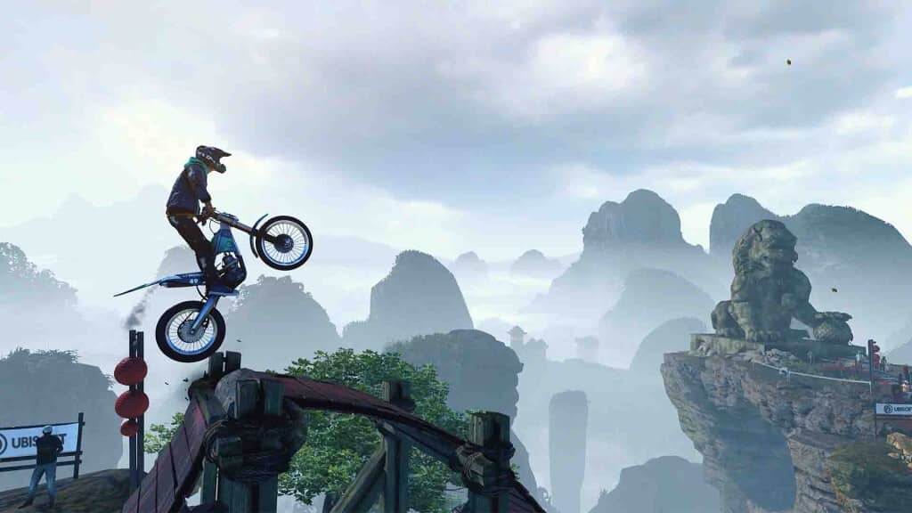 Gameplay Trials Rising đua xe motor tại khu vực núi non Trung Quốc với tượng Sư Tử đá khổng lồ
