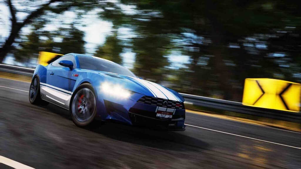 Chiếc xe cơ bắp tùy chỉnh trong game Wreckreation Xe đua màu xanh sọc trắng tốc độ cao trên đường rừng Wreckreation