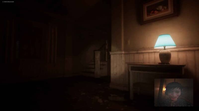 Hành lang tối trong game kinh dị, cầu thang và đèn bàn phát sáng