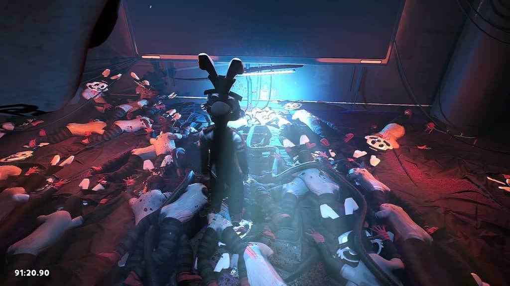 Khung cảnh một căn phòng bí ẩn và rùng rợn trong Finding Frankie. Gameplay Finding Frankie - Nhân vật chính khám phá căn phòng tối đầy ma-nơ-canh.