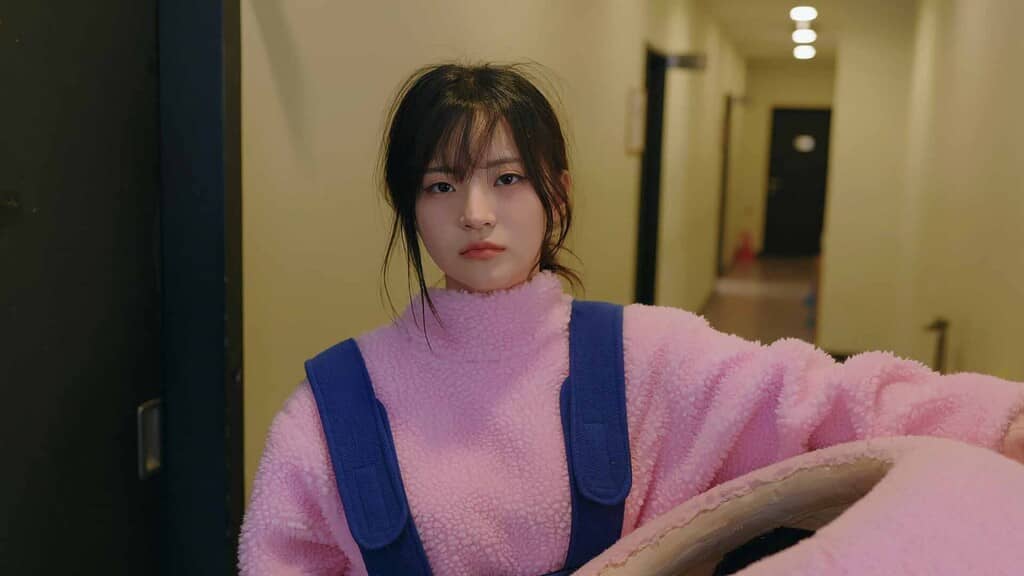 Cô gái áo hồng cute trong Five Hearts Under One Roof Season 2