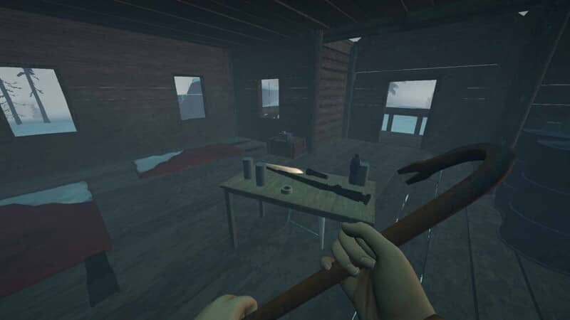 Người chơi cầm xà beng tìm kiếm vật phẩm trong nhà gỗ hoang - Long Drive North.