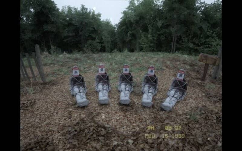 Các hình nộm bị trói với đầu là hộp sữa được sắp xếp trên mặt đất, một yếu tố kinh dị trong Silent Breath