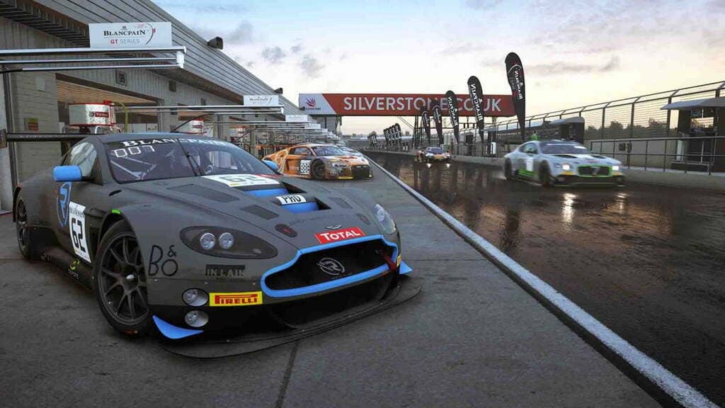 Aston Martin V12 Vantage GT3 dừng tại khu vực kỹ thuật Silverstone ACC