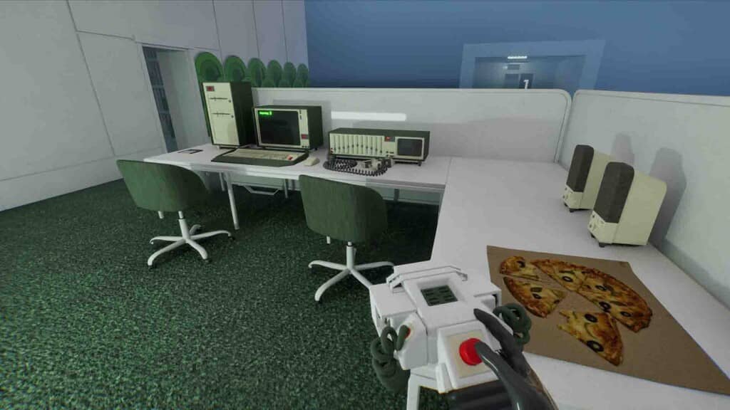 Cảnh quan văn phòng với máy tính và pizza Exit Together Góc nhìn thứ nhất game Exit Together cầm thiết bị cạnh bàn làm việc có pizza