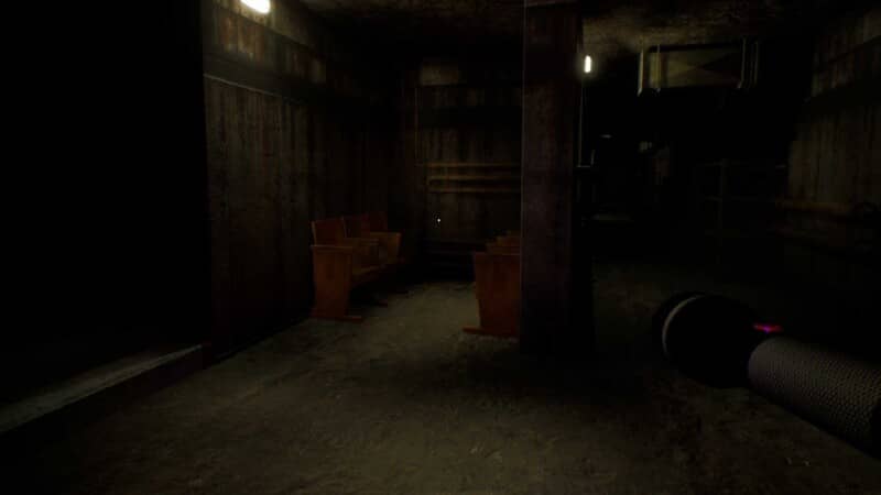 Hầm tối trong game THE SILENT BUNKER SCREAMING ECHOES, nhân vật dùng đèn pin. THE SILENT BUNKER SCREAMING ECHOES cảnh hầm tối với ghế gỗ cũ và đèn pin.