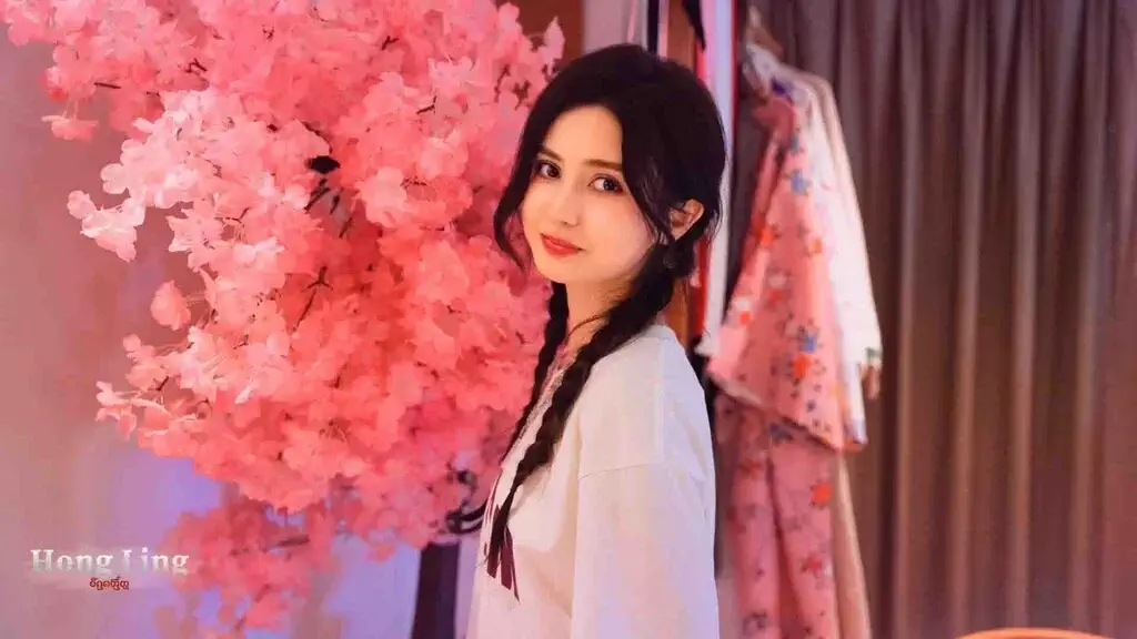 Nhân vật Hong Ling đứng cạnh cây hoa anh đào trong game Blood Money Lethal Eden