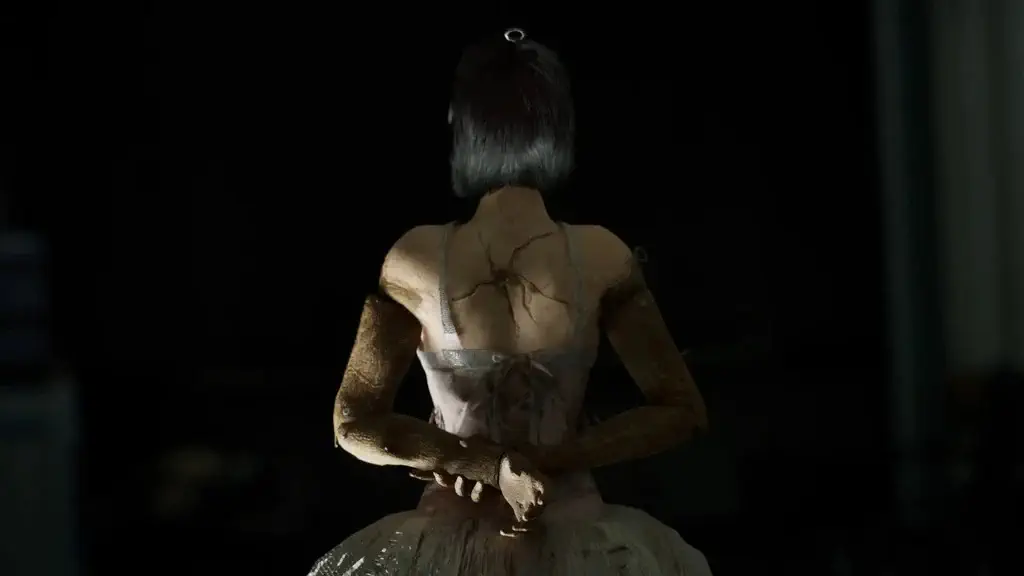 Sau lưng nhân vật vũ công ba lê game BrokenLore UNFOLLOW