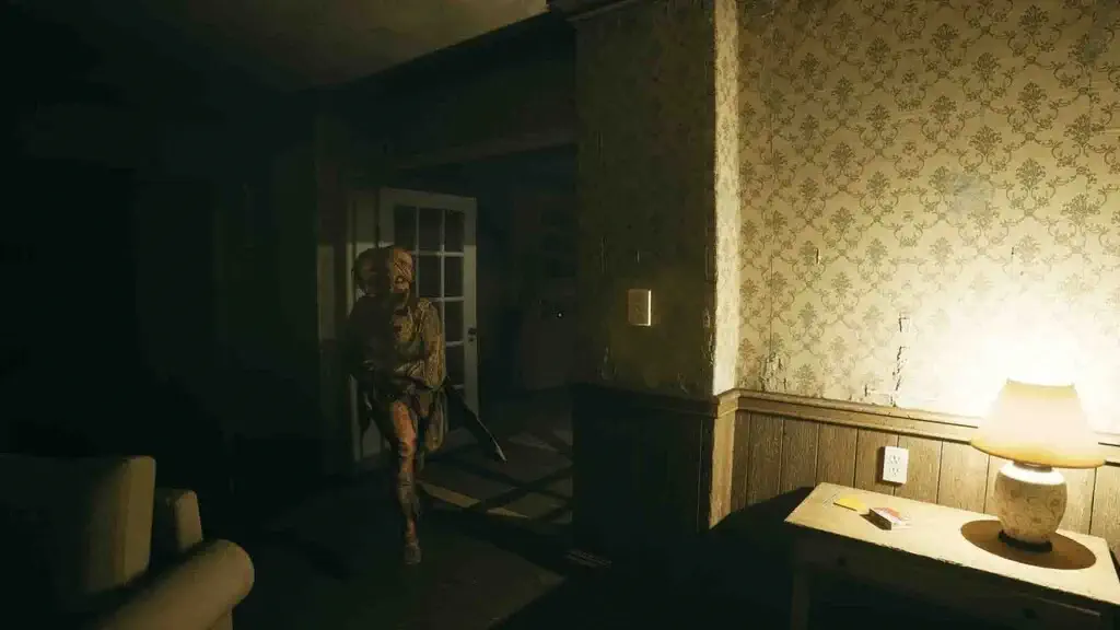 Obey the Voice quái vật xuất hiện ở cửa phòng khách