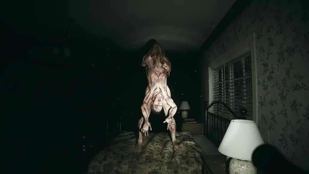 Quái vật biến dạng trên giường trong game Obey the Voice