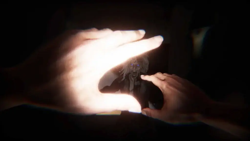 Nhân vật chính bị thực thể mắt sáng tấn công trong game kinh dị Psycho