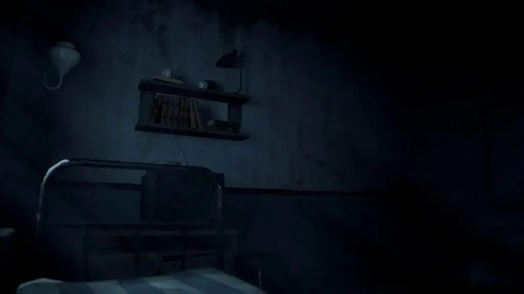 Căn phòng cũ với TV và giá sách trong game SHE WAS 98