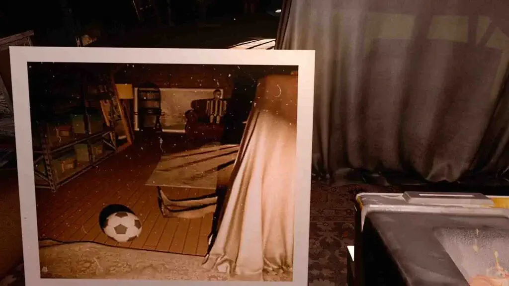 Manh mối ảnh chụp Polaroid và quả bóng đá trong The 18th Attic