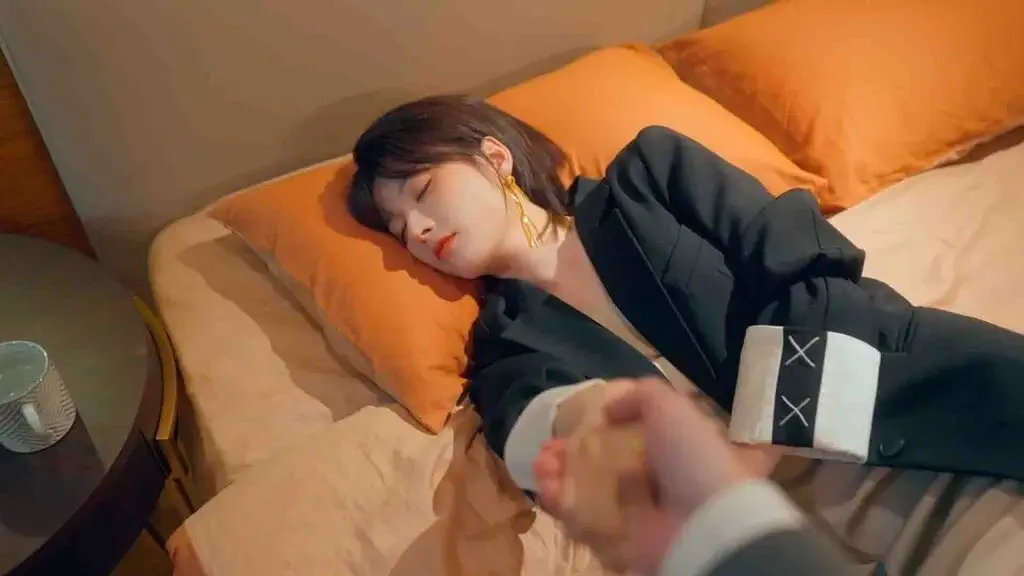 charming hearts gameplay canh co gai toc ngan dang ngu nam tren giuong