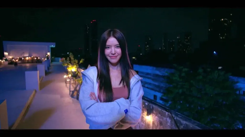 Nhân vật nữ Love Love Mystery Club trên sân thượng ban đêm