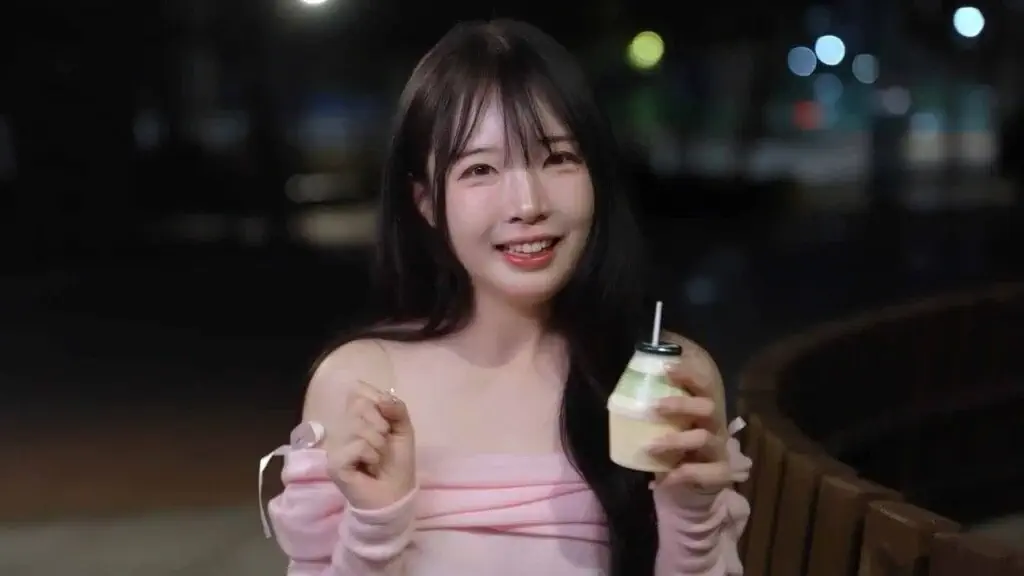 heroines through my lens gameplay co gai ao hong cam sua chuoi