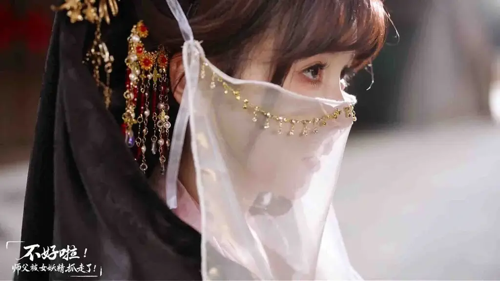 Nhân vật nữ trong SIFU Kidnapped Adventure in the Women’s Kingdom với trang phục cổ trang và mạng che mặt.