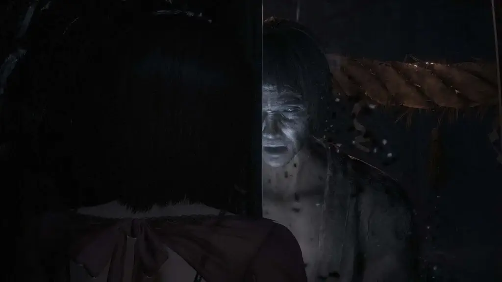 Nhân vật chính Mio Amakura đối mặt với linh hồn oán hận qua khe cửa trong FATAL FRAME II Remake, trải nghiệm game kinh dị tâm linh Nhật Bản kịch tính.