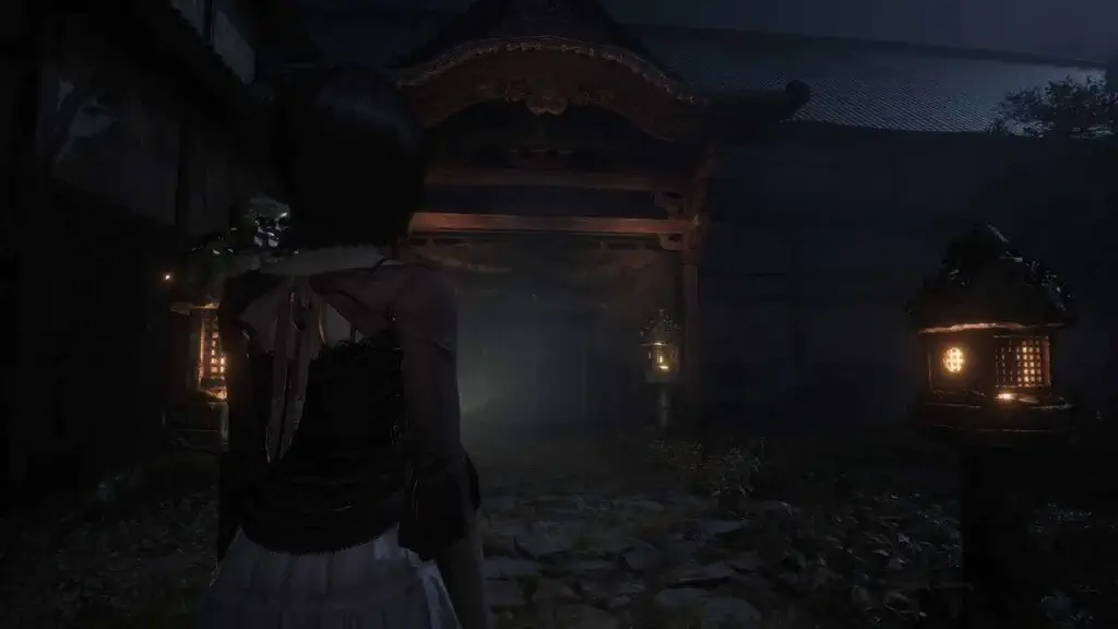 Khám phá bối cảnh ngôi làng biến mất với kiến trúc nhà cổ Nhật Bản trong game FATAL FRAME II Crimson Butterfly REMAKE, đồ họa u tối chân thực.