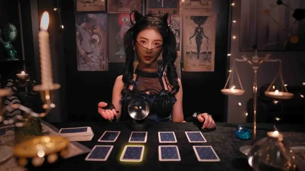 Người chơi trải nghiệm tính năng bói bài Tarot huyền bí trong My Robot Girlfriend, khám phá các sự kiện đặc biệt và vận mệnh trong game.