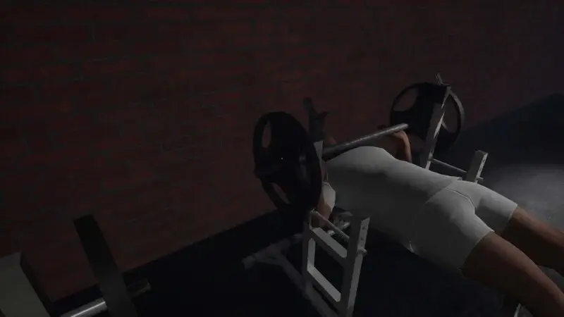 Gameplay Night Shift at the Gym hiển thị nhân vật đang tập đẩy tạ bench press trên ghế nằm, bối cảnh phòng tập vắng vẻ dưới ánh đèn mờ ảo.