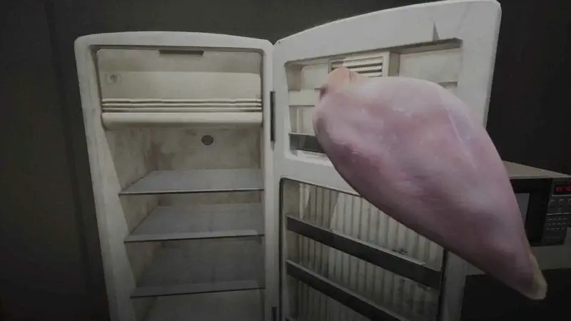 Người chơi kiểm tra tủ lạnh và lấy ức gà để bổ sung năng lượng trong Night Shift at the Gym, tính năng quản lý chỉ số sinh tồn và dinh dưỡng.