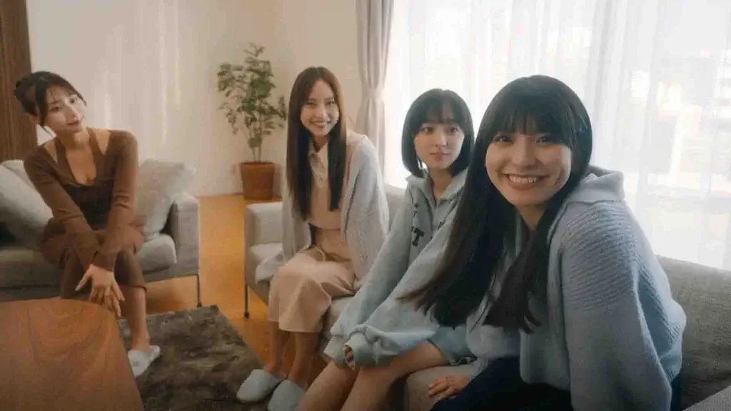 Khung cảnh sinh hoạt chung của nhóm bạn trong Roommates Romance and Ringing Hearts, thể hiện tính năng xây dựng mối quan hệ và phát triển cốt truyện nhóm.