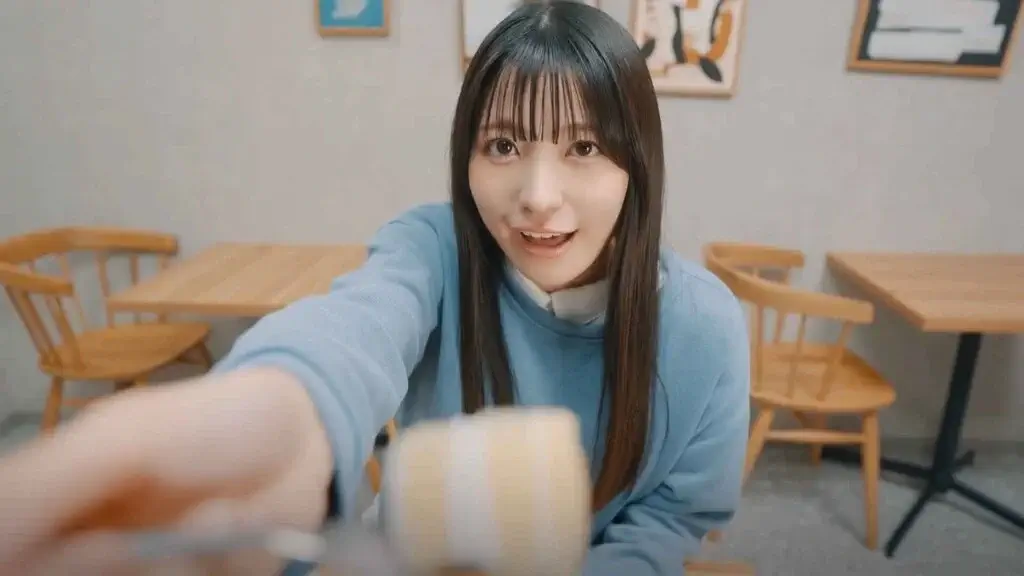 Nhân vật nữ chính trong Roommates Romance and Ringing Hearts đang thực hiện hành động tương tác thân mật, mời người chơi thưởng thức món tráng miệng trong chế độ hẹn hò.