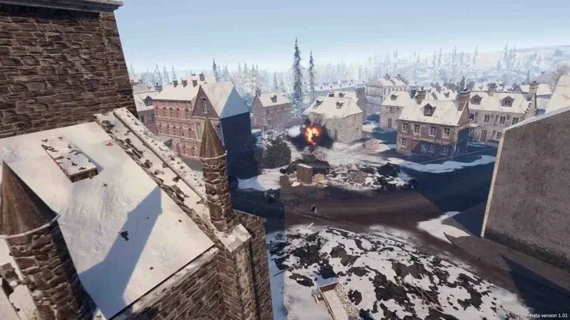 Người chơi Sherman Commander quan sát chiến trường từ vị trí cao trong tòa nhà, theo dõi xe tăng đồng minh khai hỏa vào mục tiêu trong môi trường mùa đông khắc nghiệt.