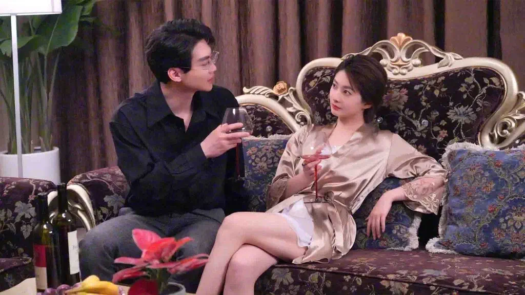 Hai nhân vật chính chia sẻ khoảnh khắc lãng mạn bên ly rượu vang, thể hiện chiều sâu nội tâm và mối quan hệ phức tạp trong THE VIG.